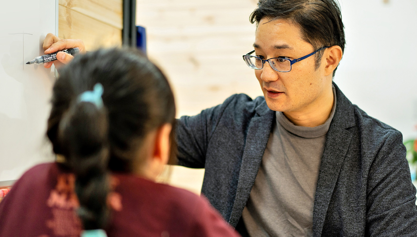 塾長が生徒と対面して会話する様子